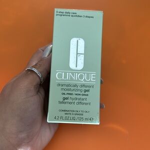 New 
125 ml 
Clinique Dramatically Different Face Moisturizing‎ Gel